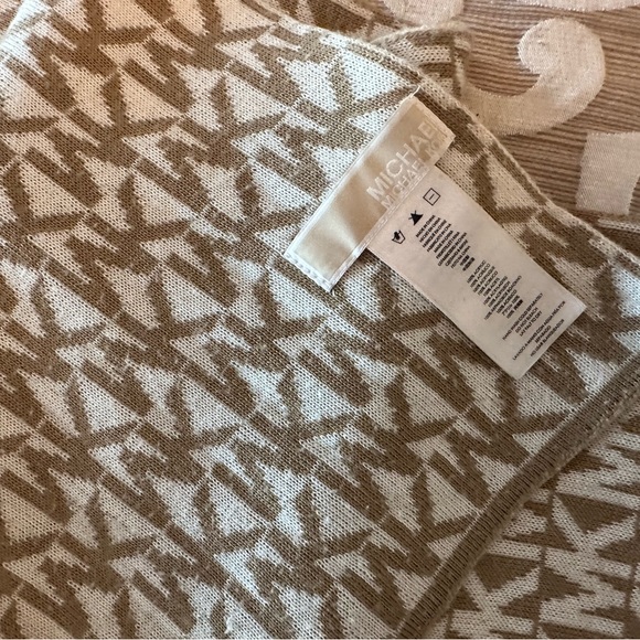 Beautiful reversible Michael Kors logo winter scarf 🧣 - Picture 5 of 11
